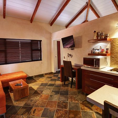 Hartmann Suites Serviced Self-Catering Apartments Windhoek Bagian luar foto